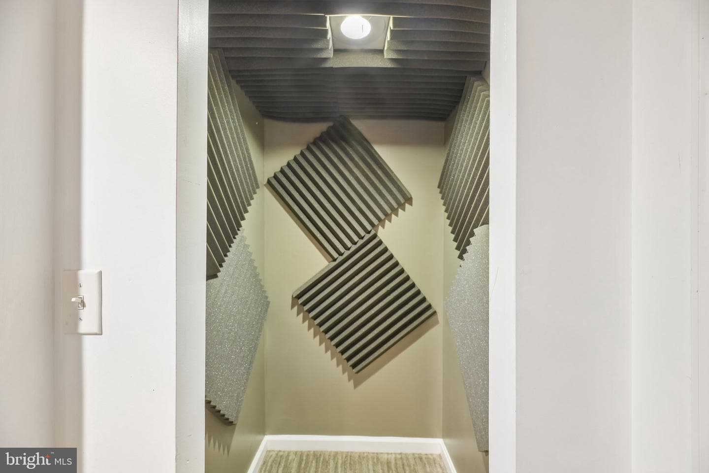 907 Charles Street photo 32