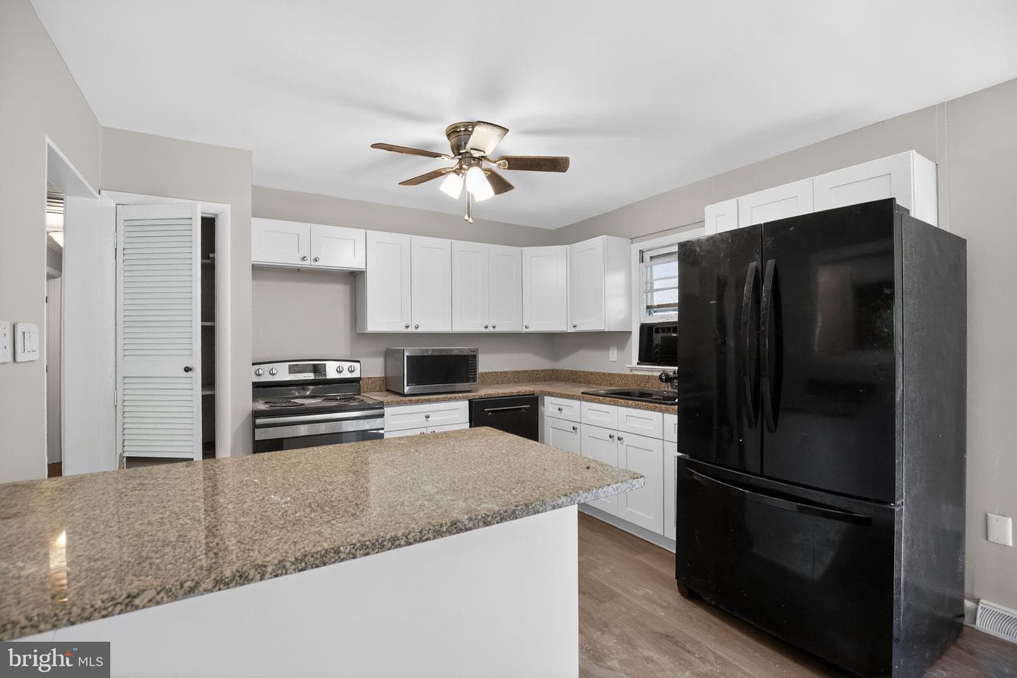 4105 Lee photo 6