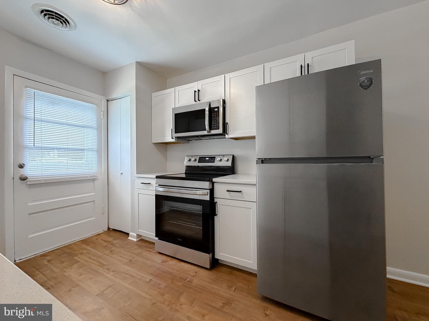 1565 Chester Avenue photo 10