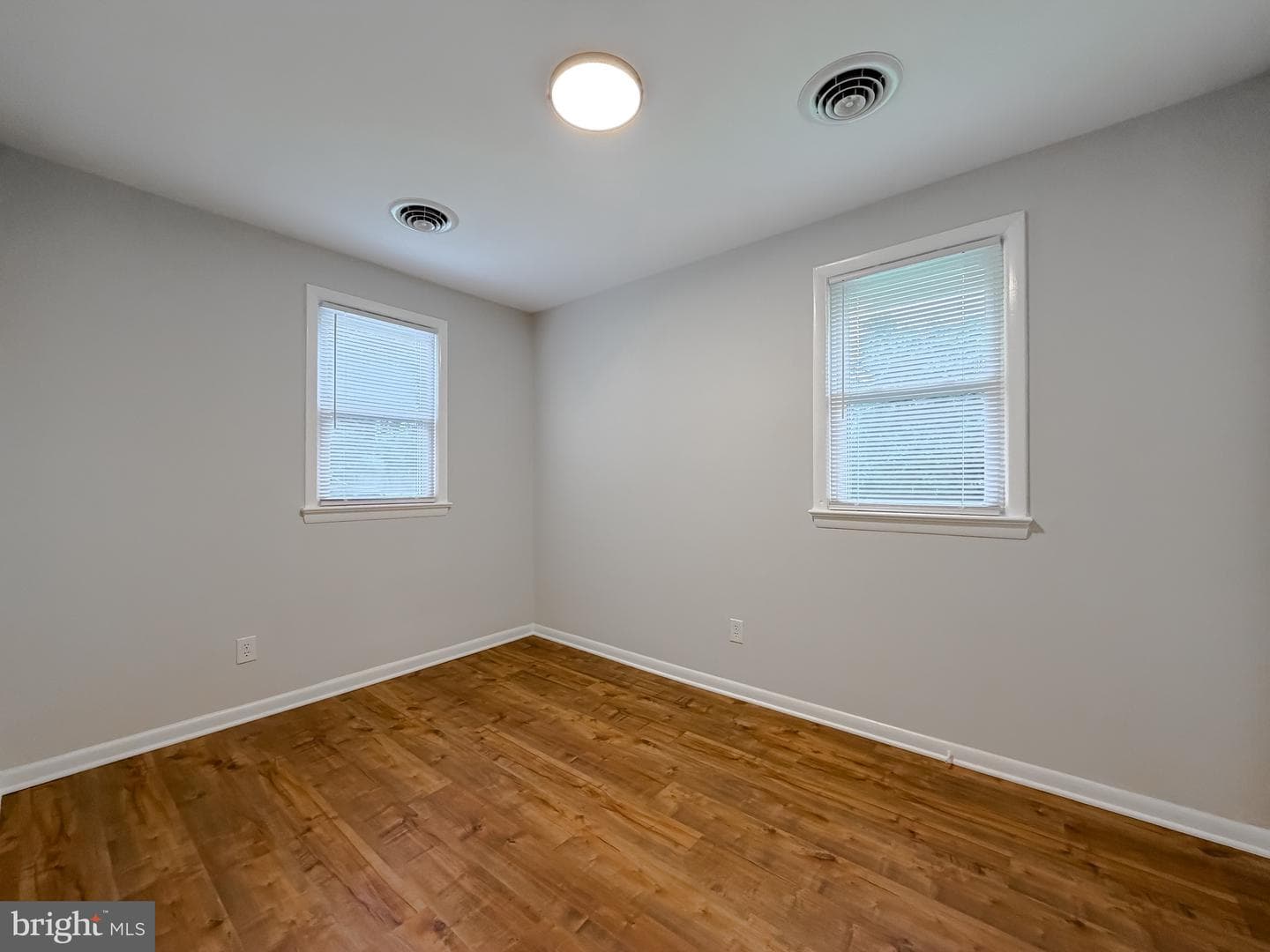 1565 Chester Avenue photo 23