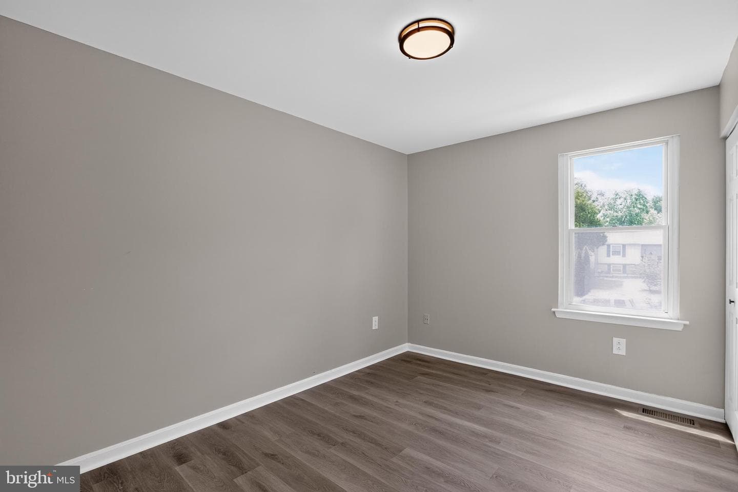 2421 York Court photo 17