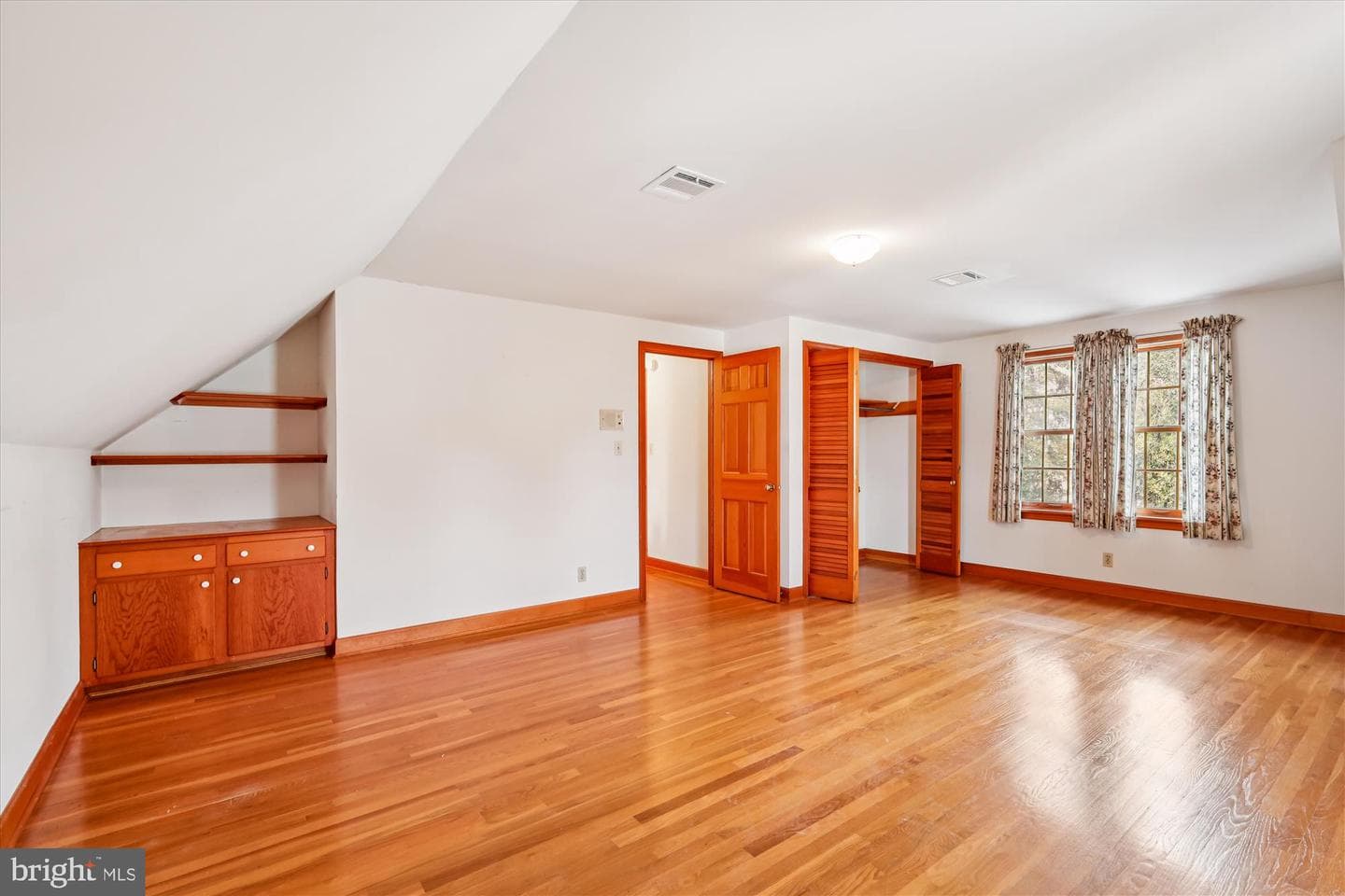 211 Bloomingdale Avenue photo 20