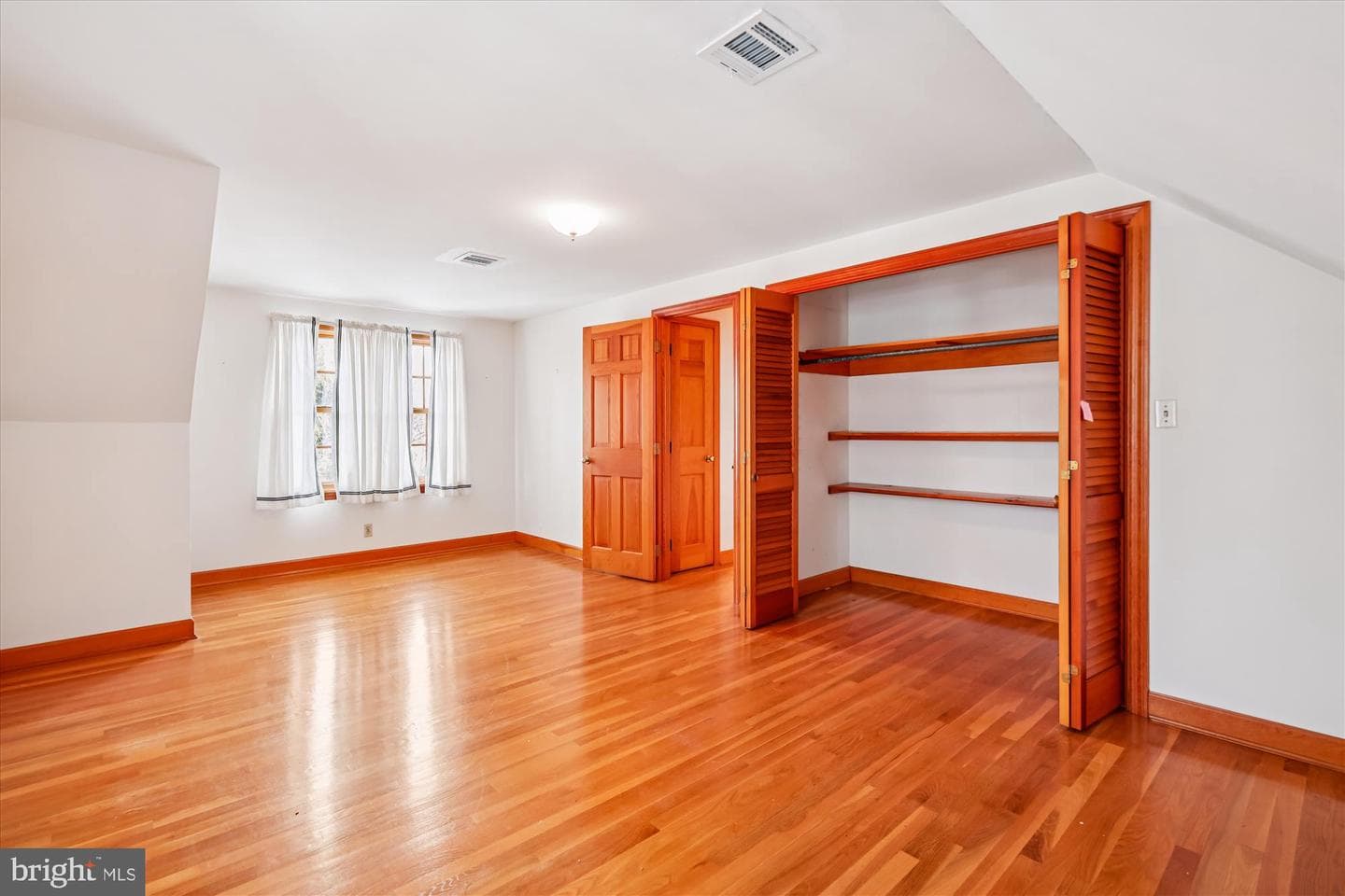 211 Bloomingdale Avenue photo 24