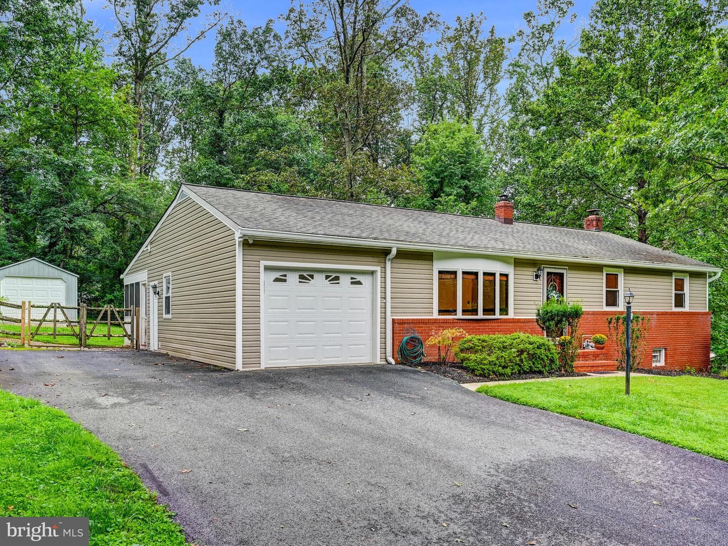 1303 Hillcrest Drive photo 3