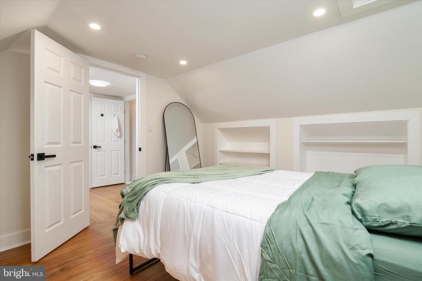 36 E George Street photo 19