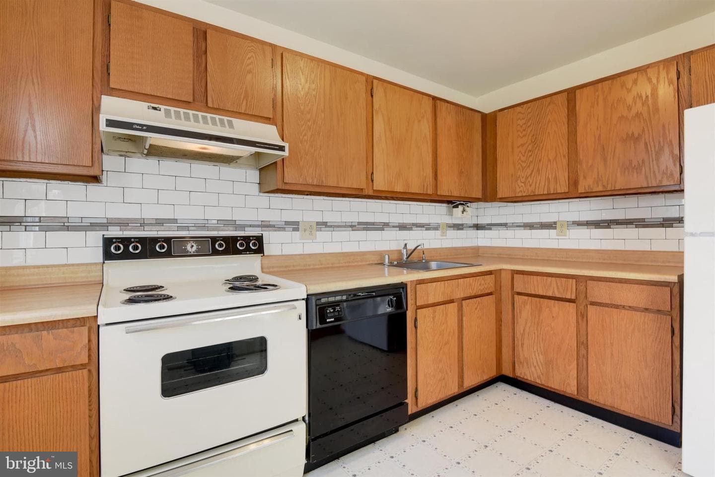 237 Alymer Court photo 7