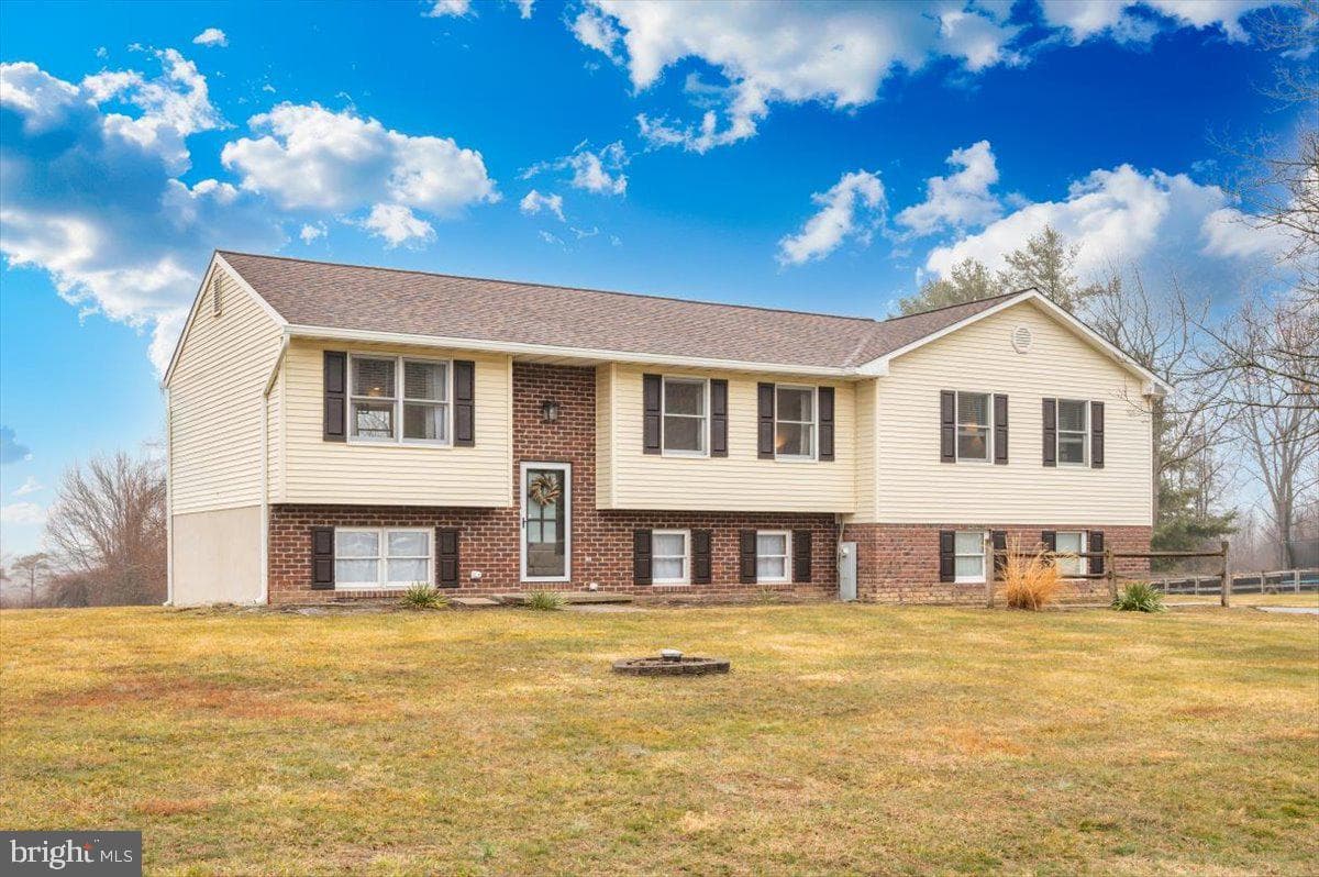 1589 Smiley Drive photo 2