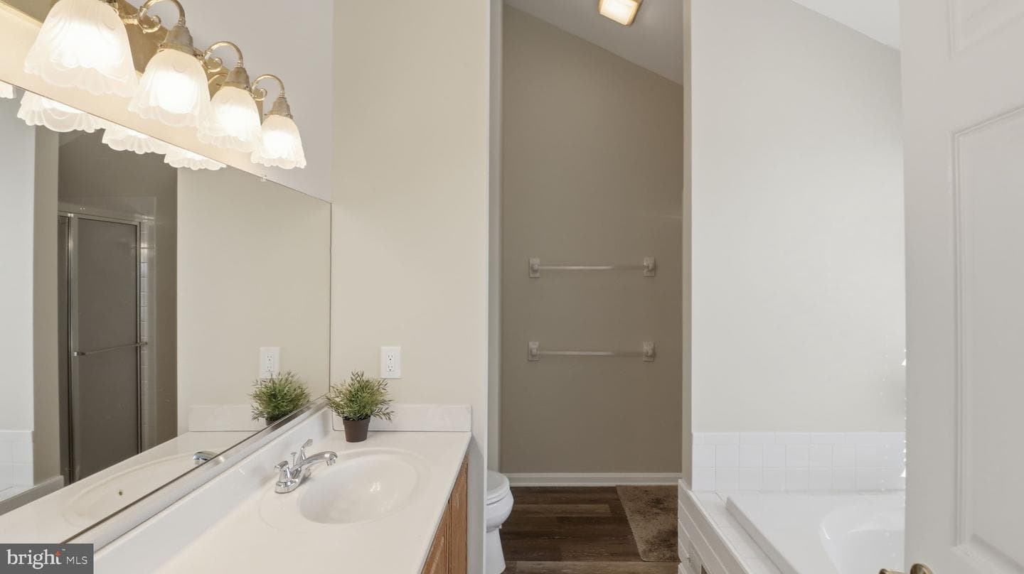 1707 Amberly Court S photo 2