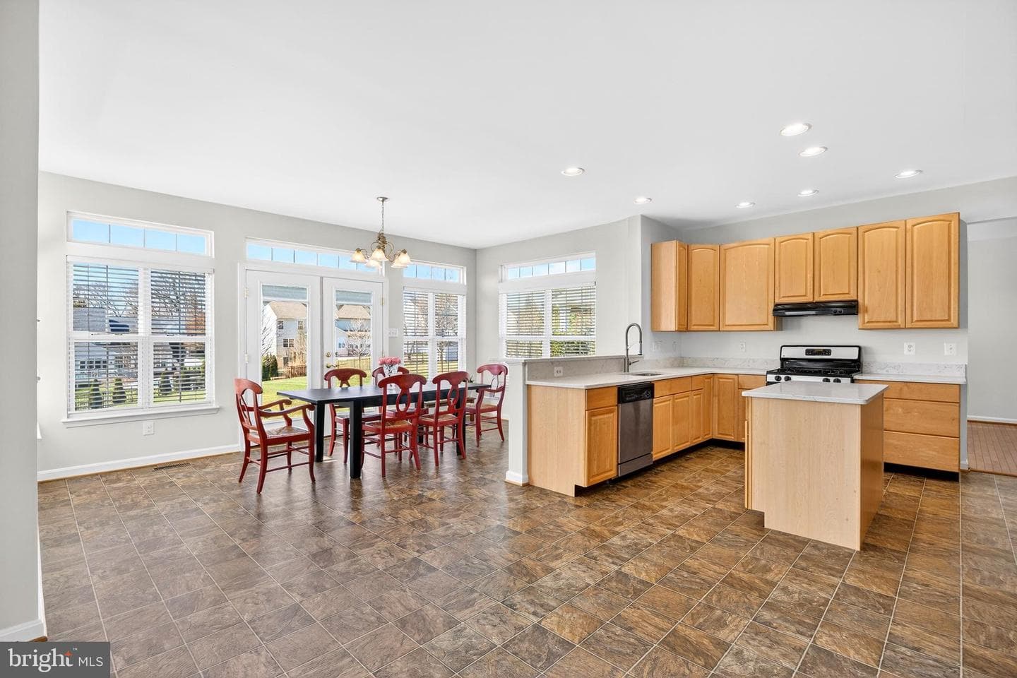 641 Lynn Way photo 3