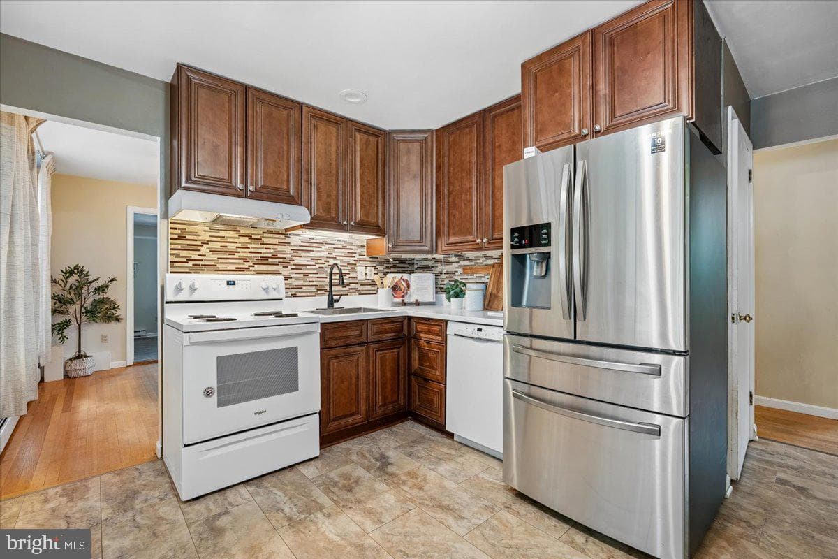 6203 W Hemlock Drive photo 4