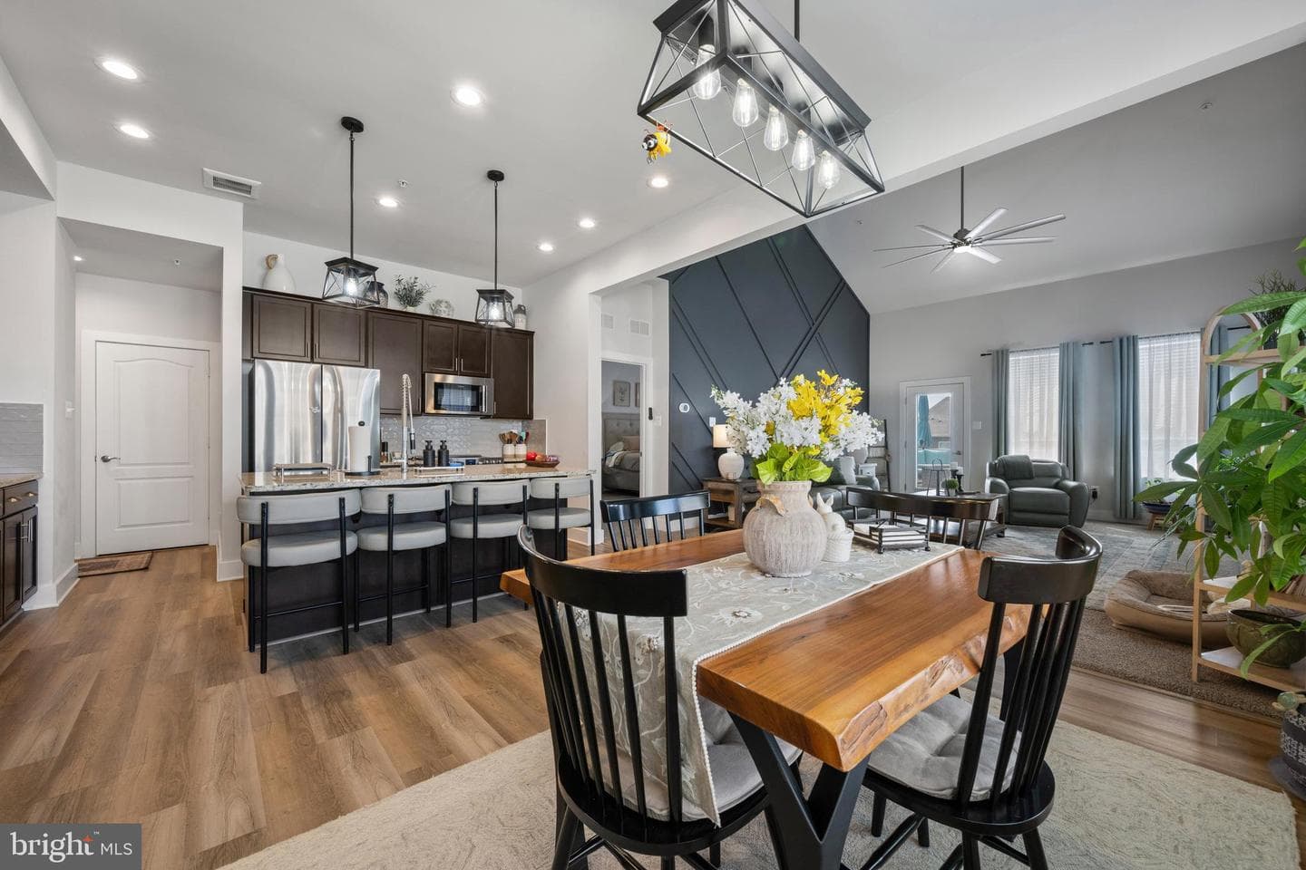 2843 Town View Circle photo 4