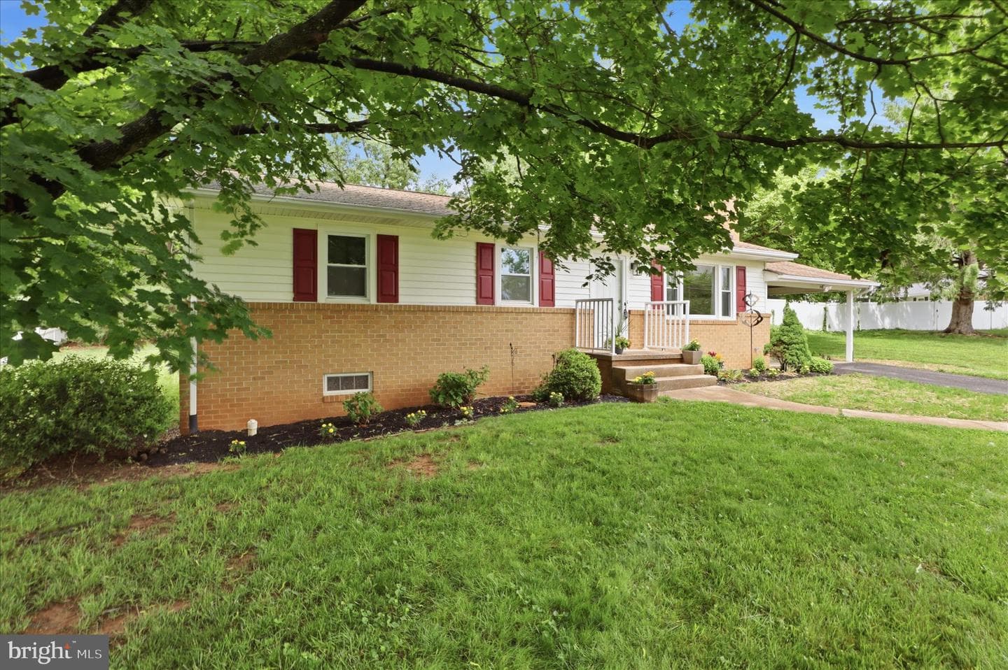 912 Hallford Street photo 2