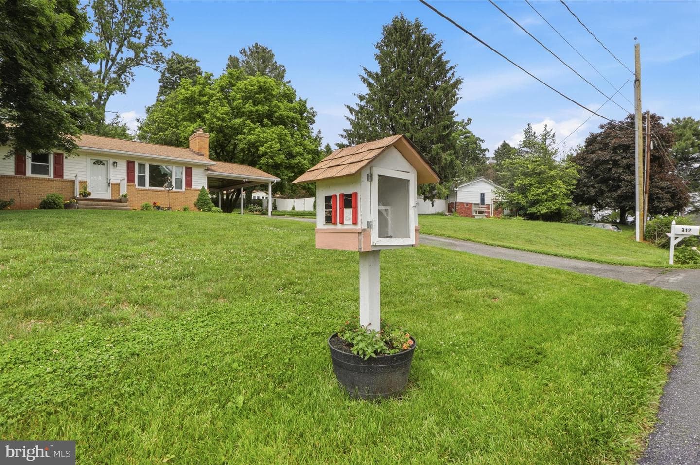 912 Hallford Street photo 3