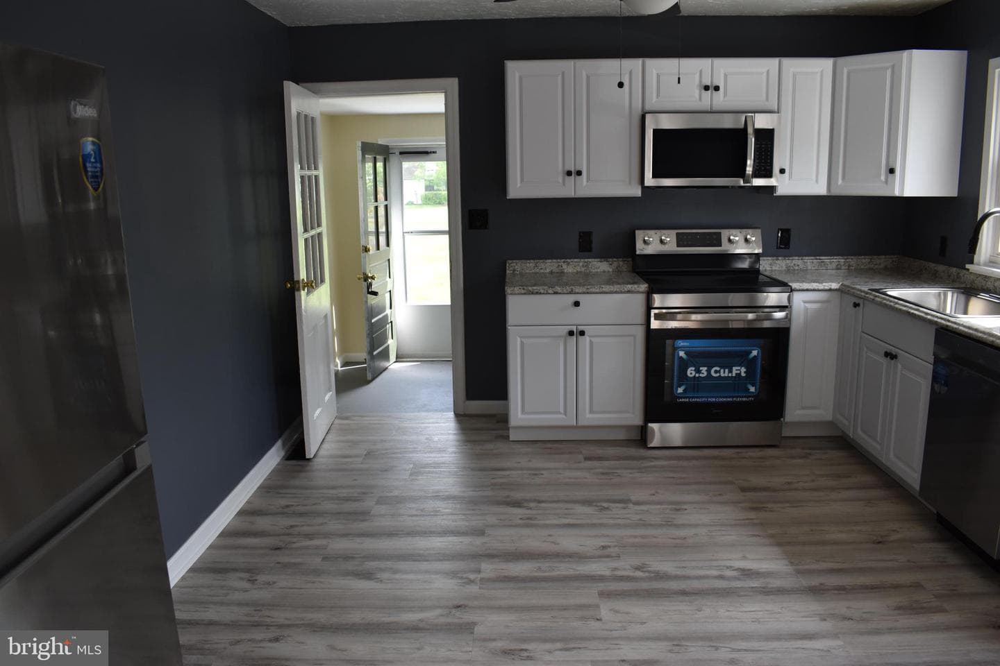 402 Bayly Avenue photo 9