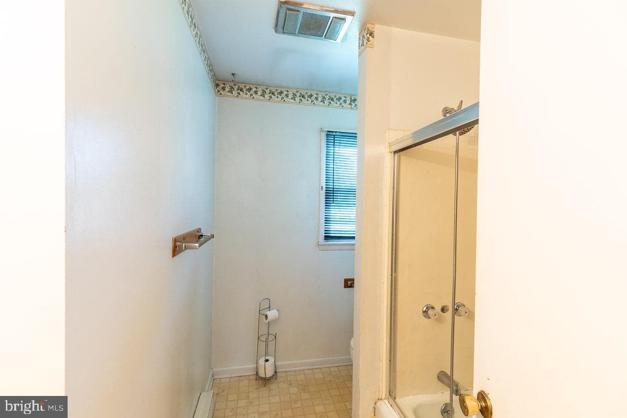 304 Collins Avenue photo 19