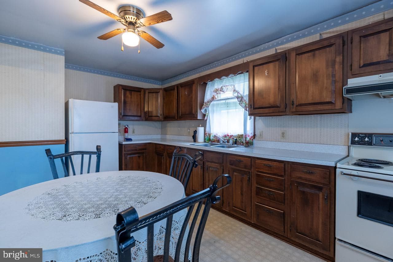 304 Collins Avenue photo 34