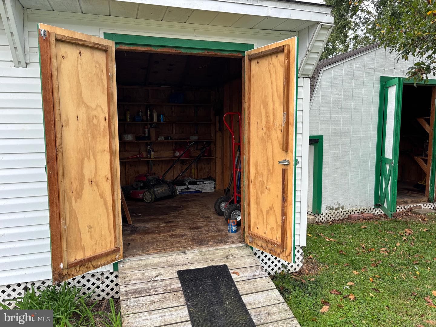 302 Nathans Avenue photo 44