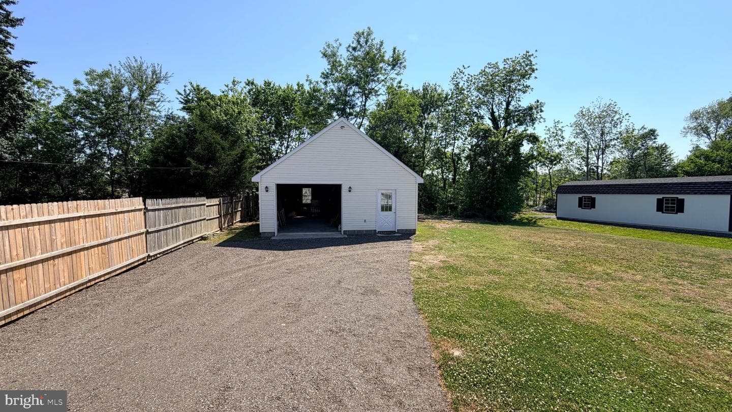 214 E Appleby Avenue photo 26