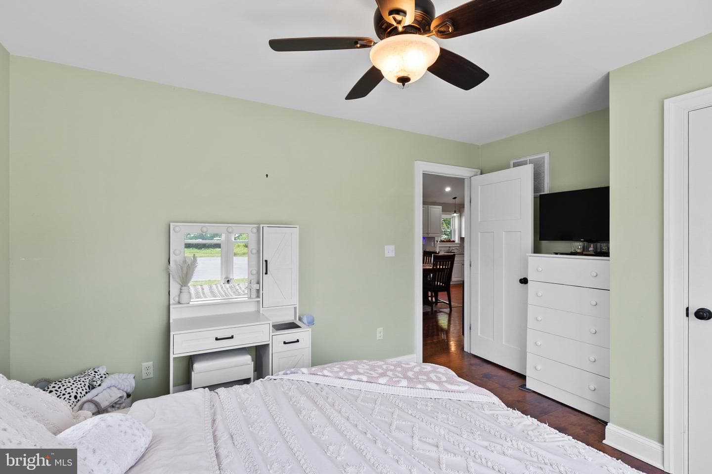 102 Barnes Court photo 28