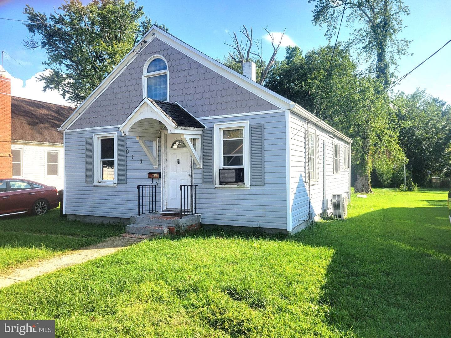 913 Roslyn Avenue photo 1