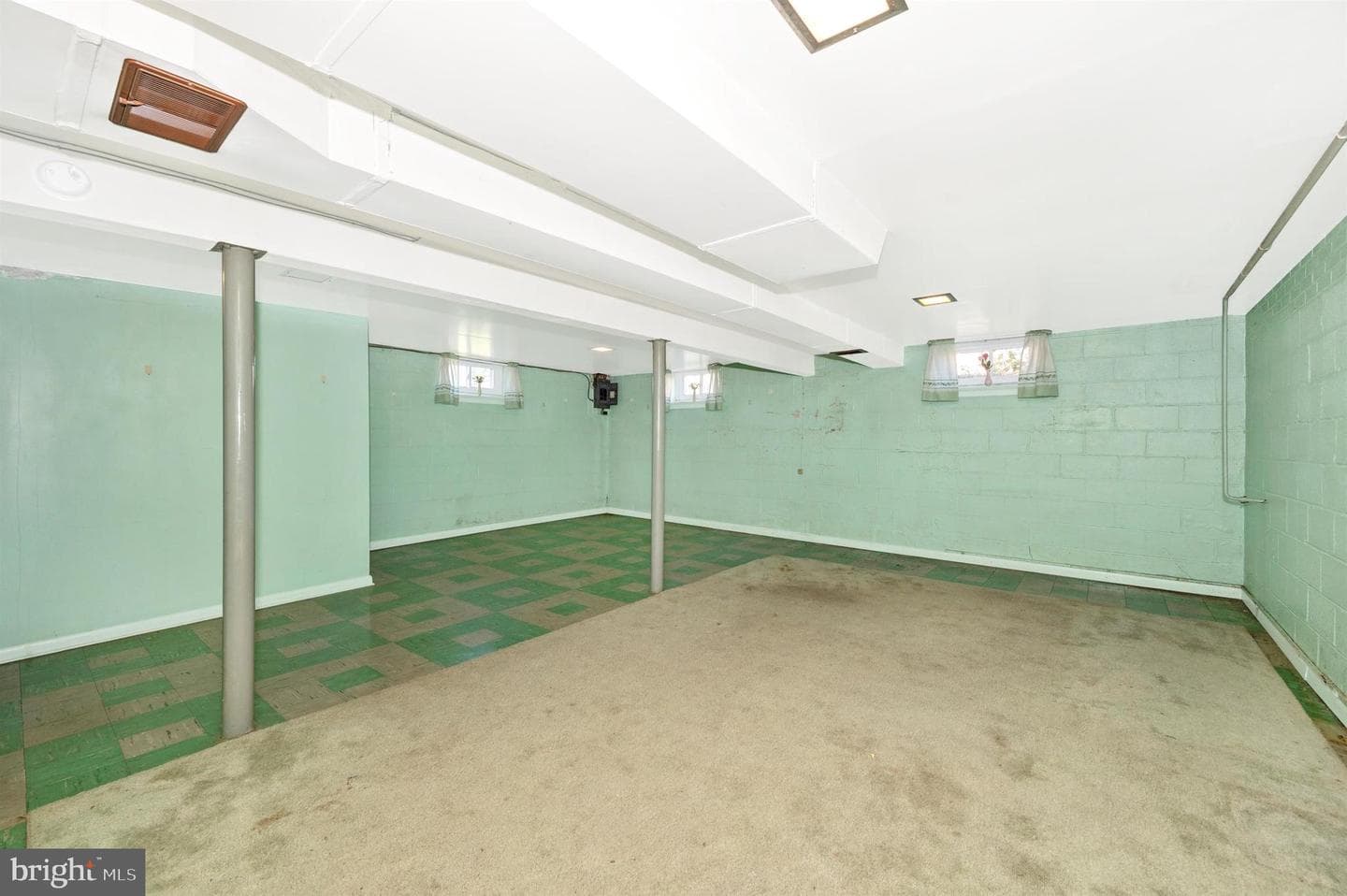 907 Pontiac Avenue photo 32