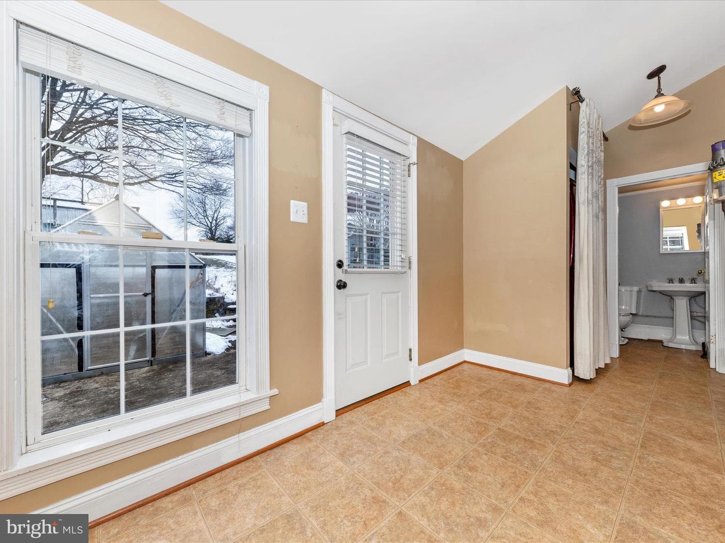 1802 S Main photo 9