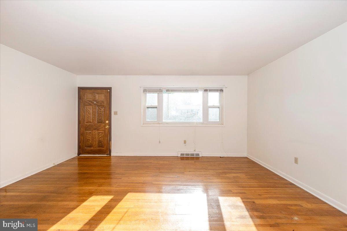 1426 W 11th Street photo 5