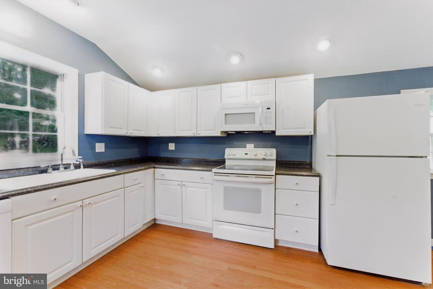 704 E F Street photo 3