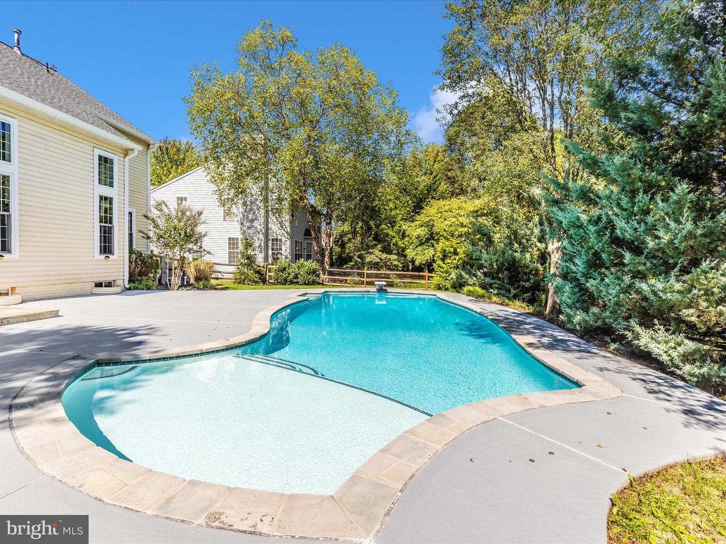 1713 Dearbought Drive photo 2