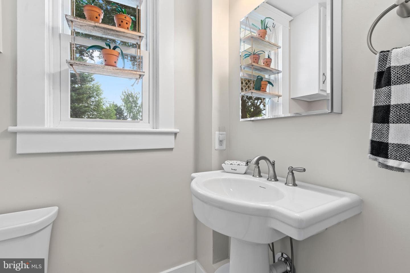 246 W 5th Street photo 18