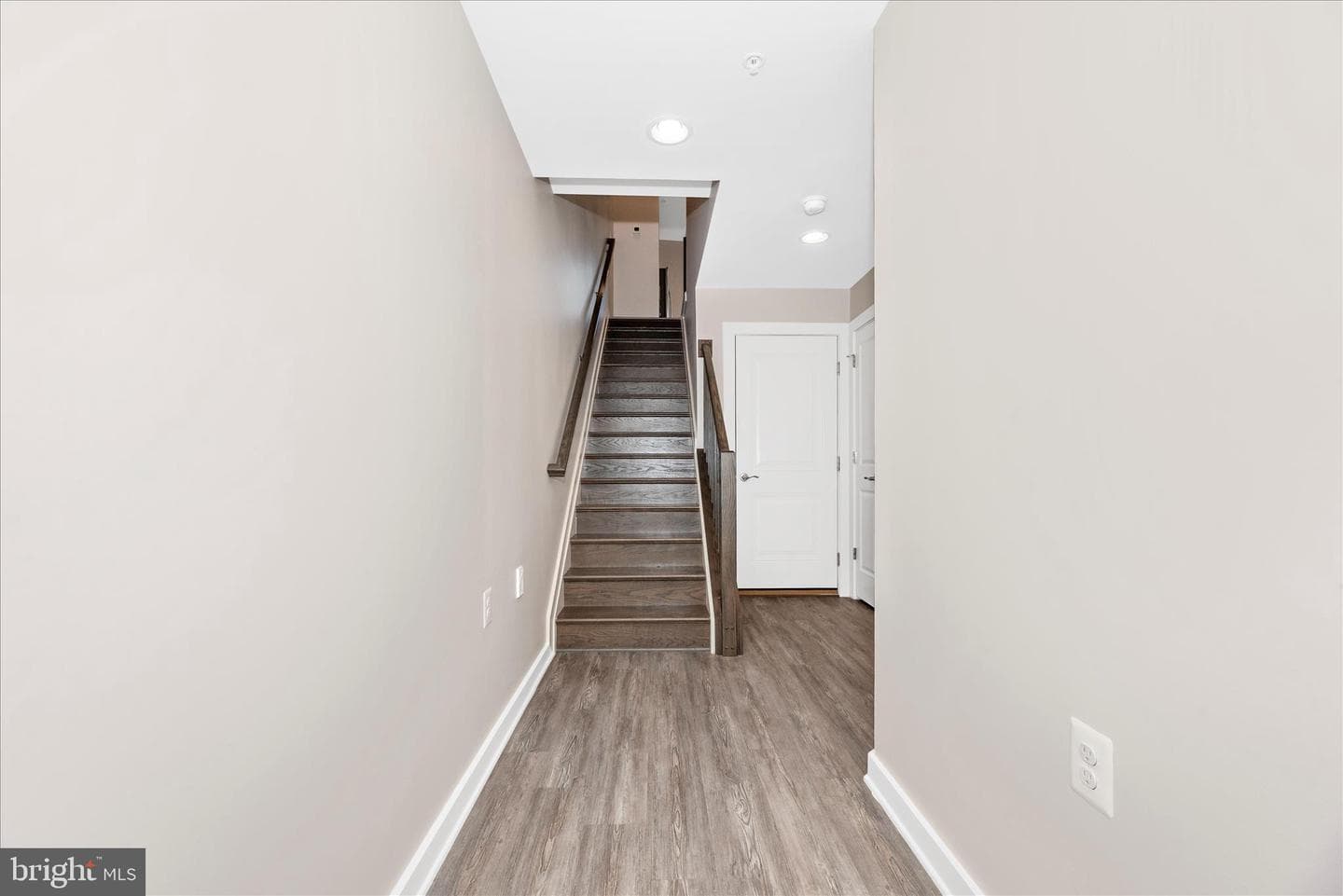 1550 Trafalgar Lane photo 4