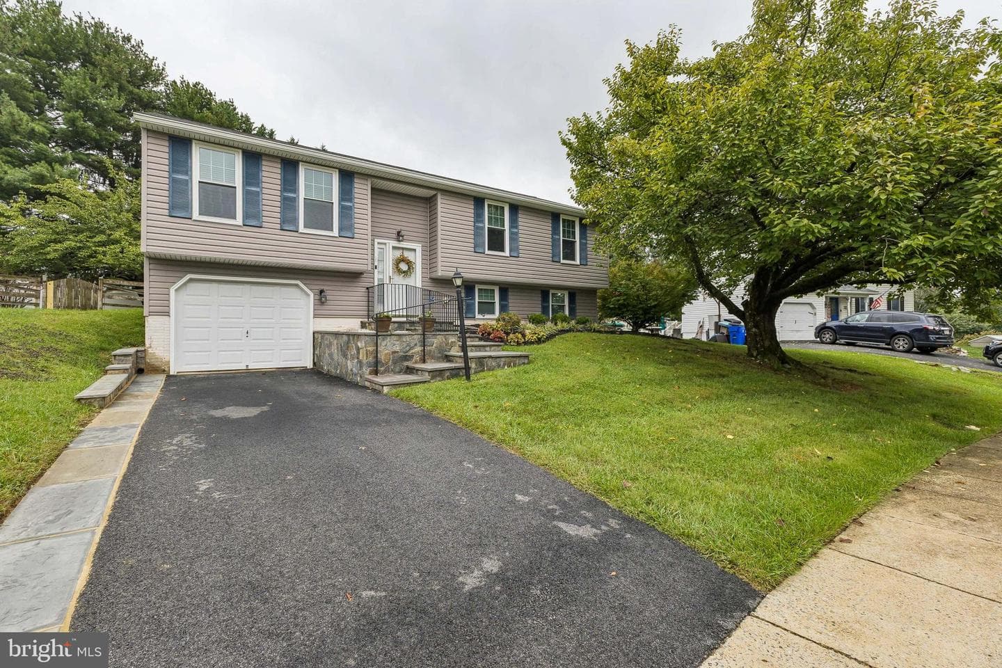 105 Albany Avenue E photo 2
