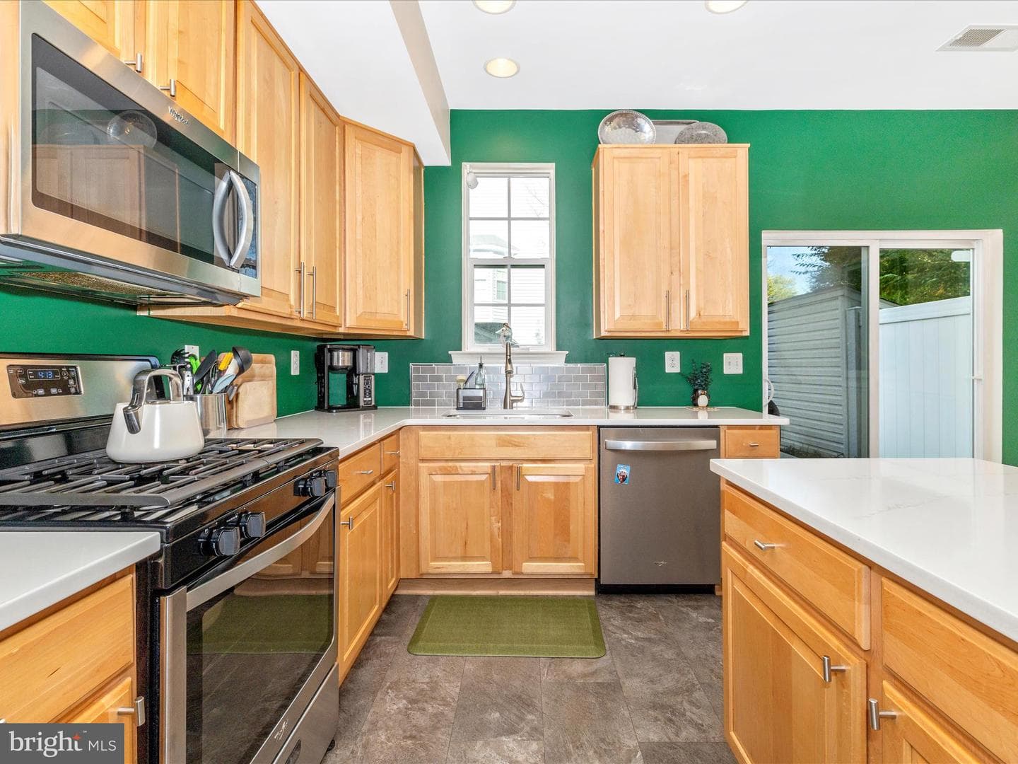 648 Tivoli Road photo 16