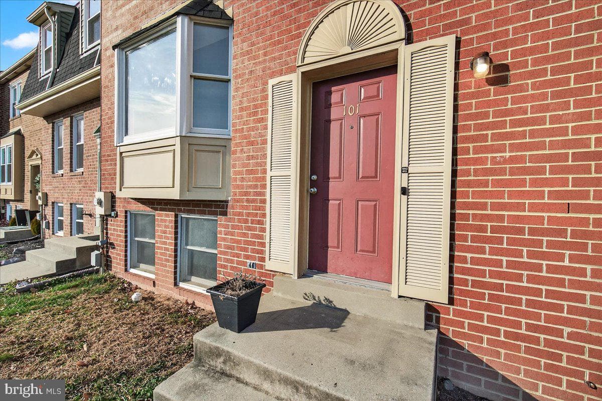 101 Grantham Court photo 3