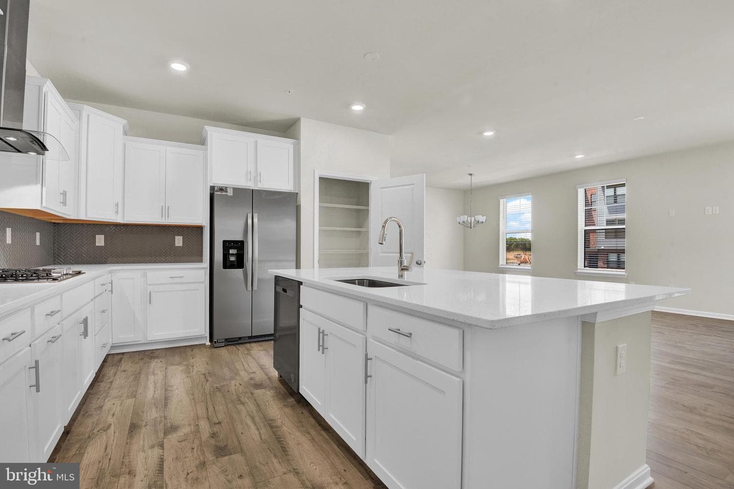 459 Hanson Street photo 8