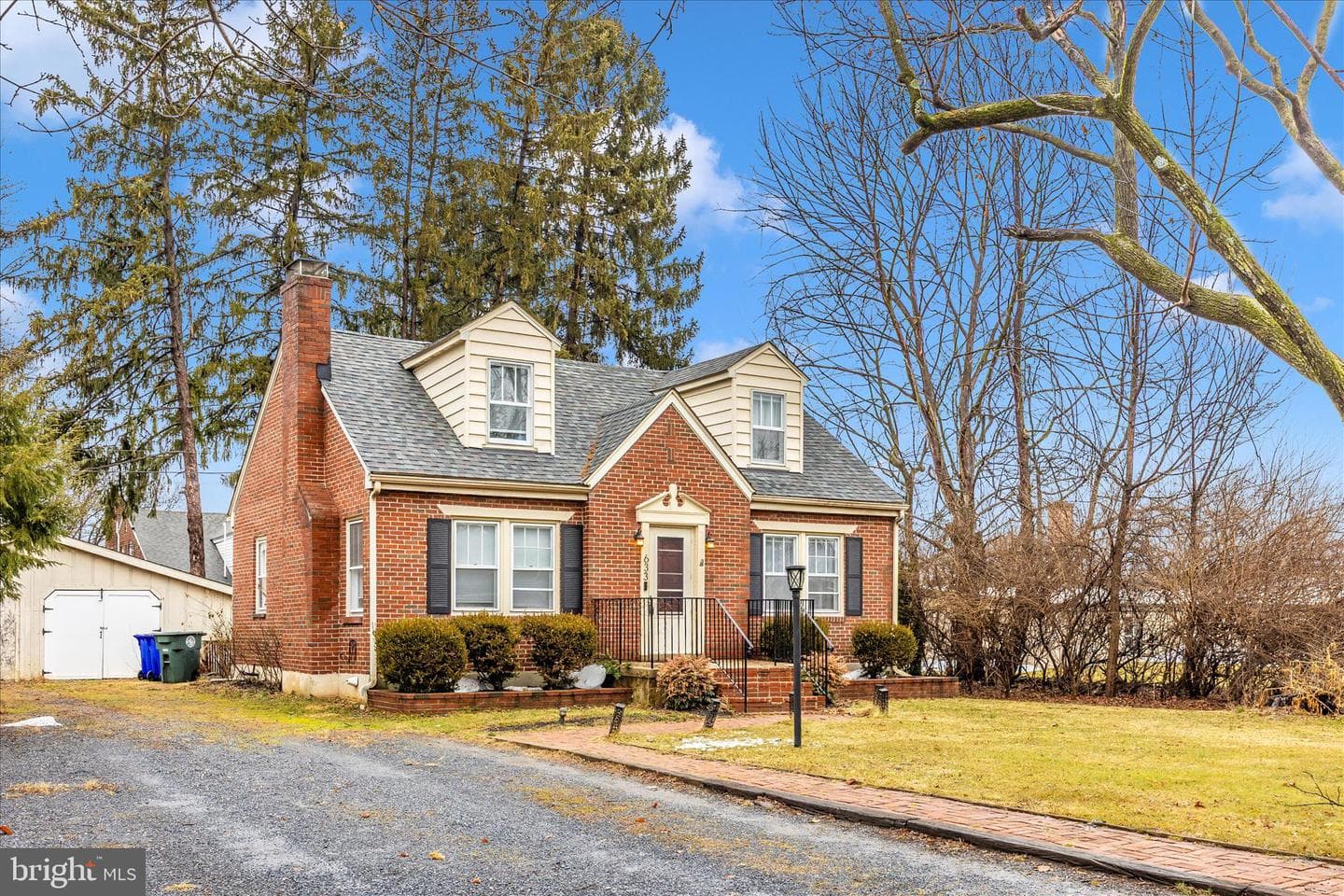 633 Lee Place photo 2