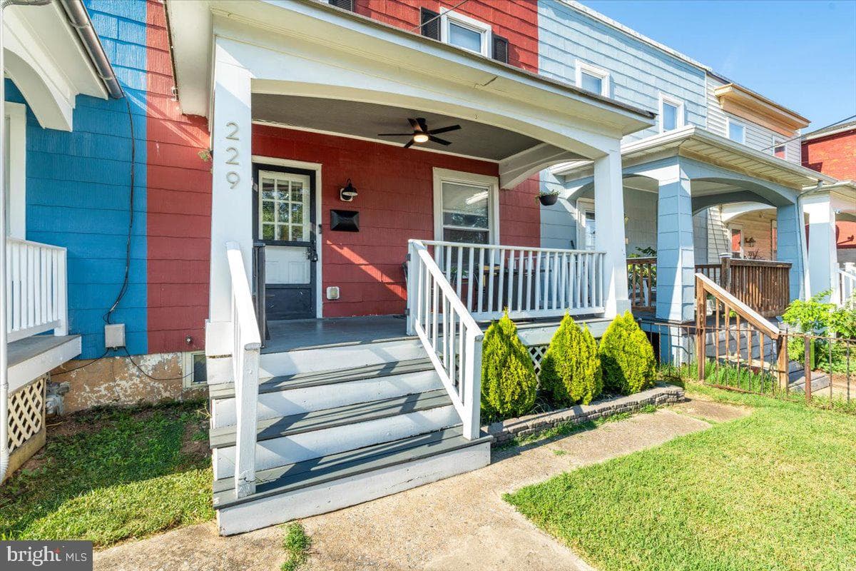 229 E 5th Street photo 4