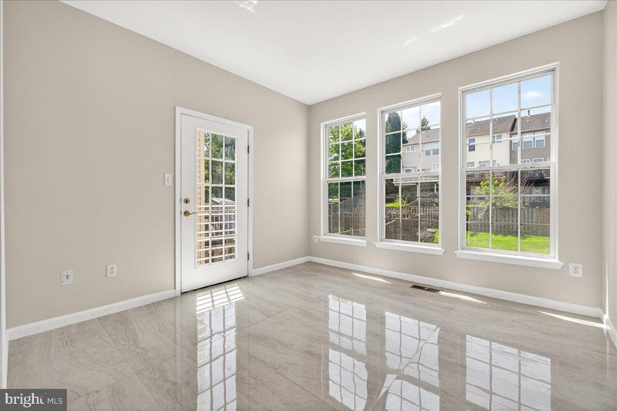 126 Fiona Way photo 11