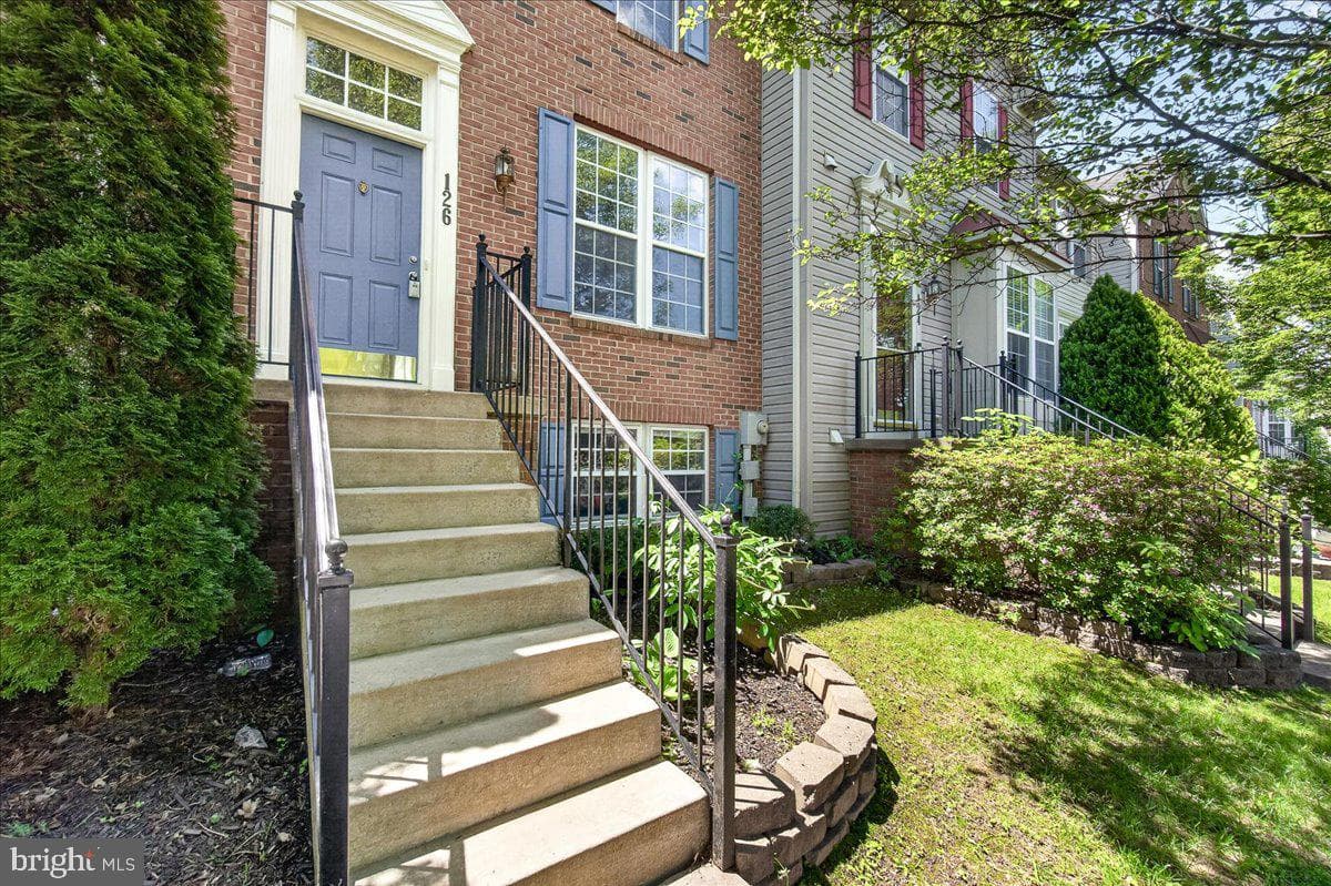126 Fiona Way photo 3