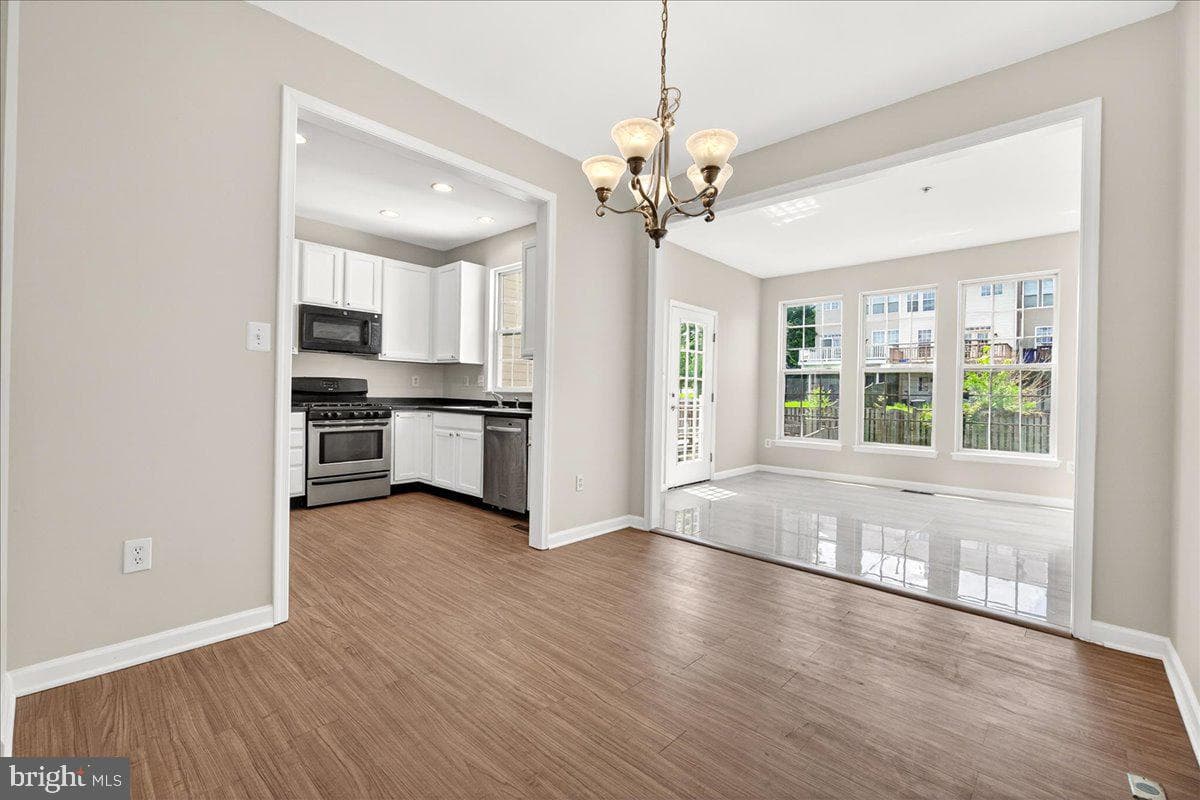 126 Fiona Way photo 9