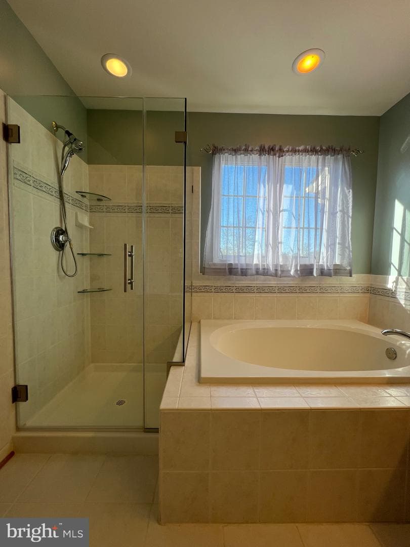 131 Fiona Way photo 59