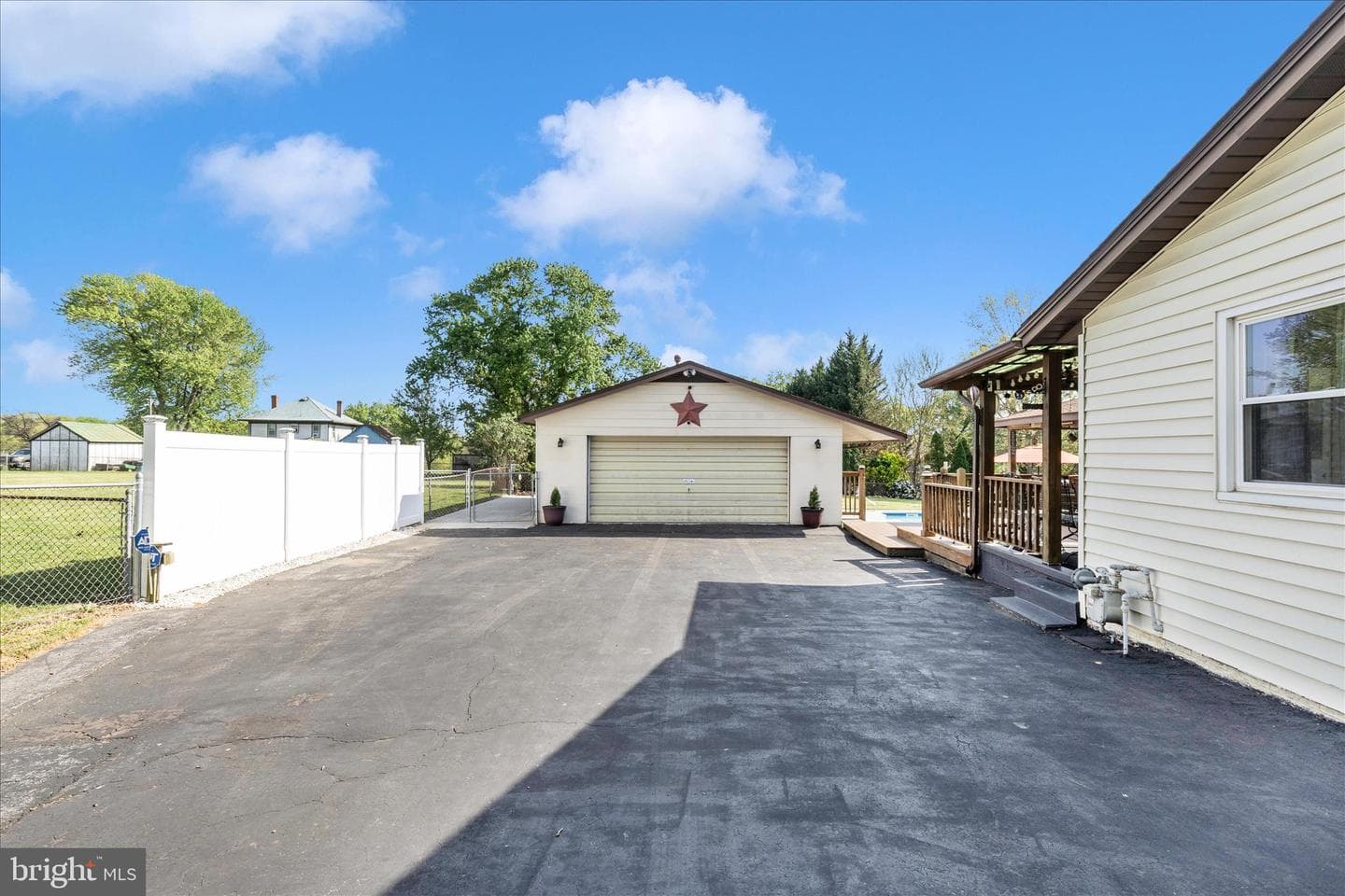 3895 Gibbons Road photo 6