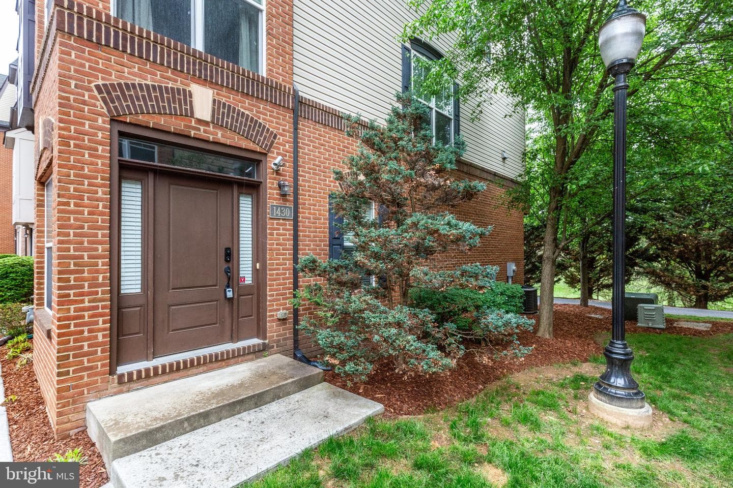 1430 Trafalgar Lane photo 4