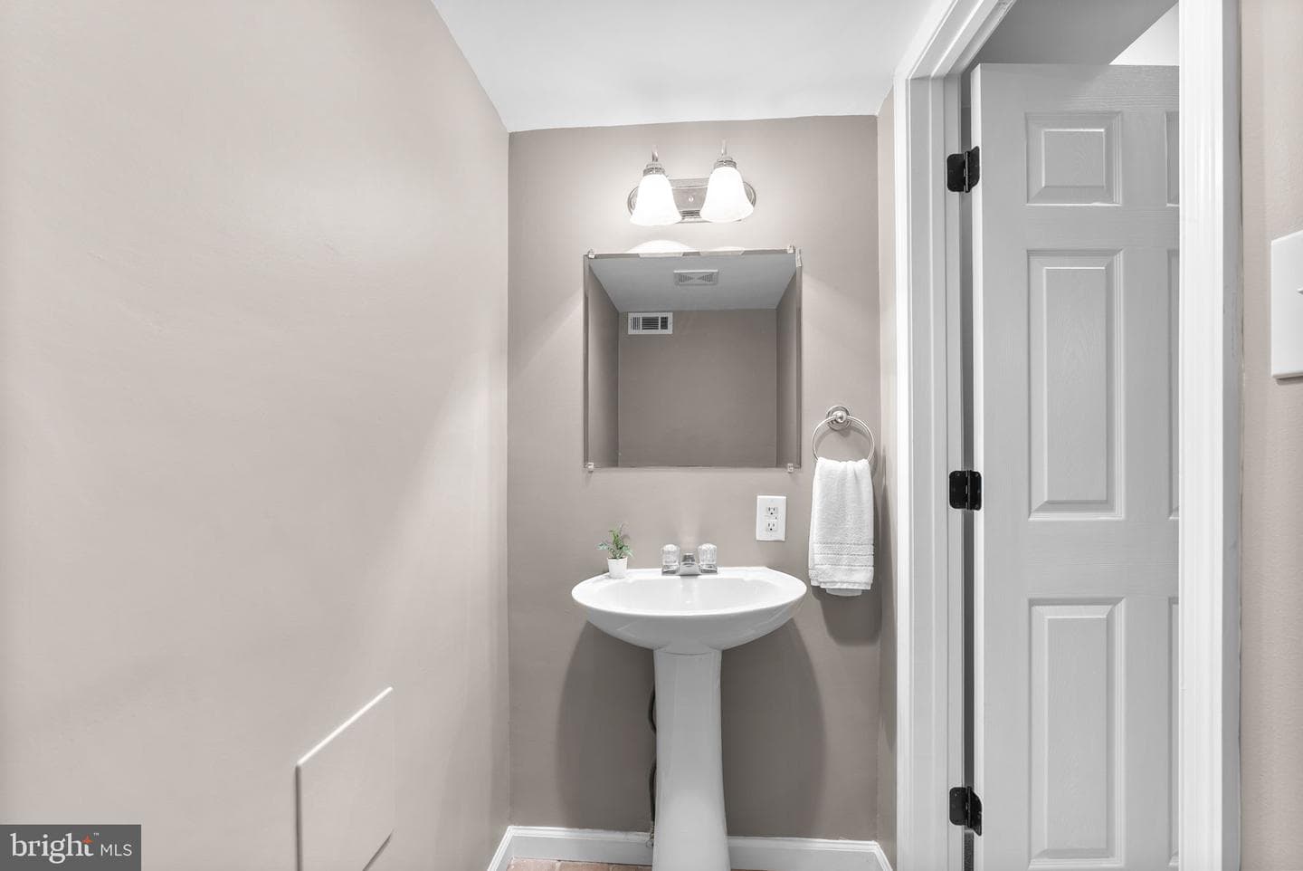 5609 Queen Anne Court photo 21