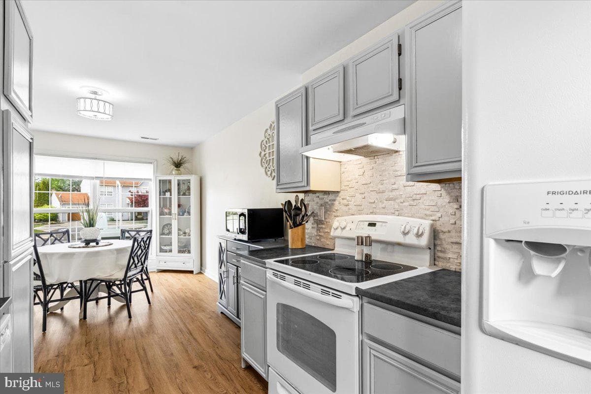 18 Robindale Drive photo 4