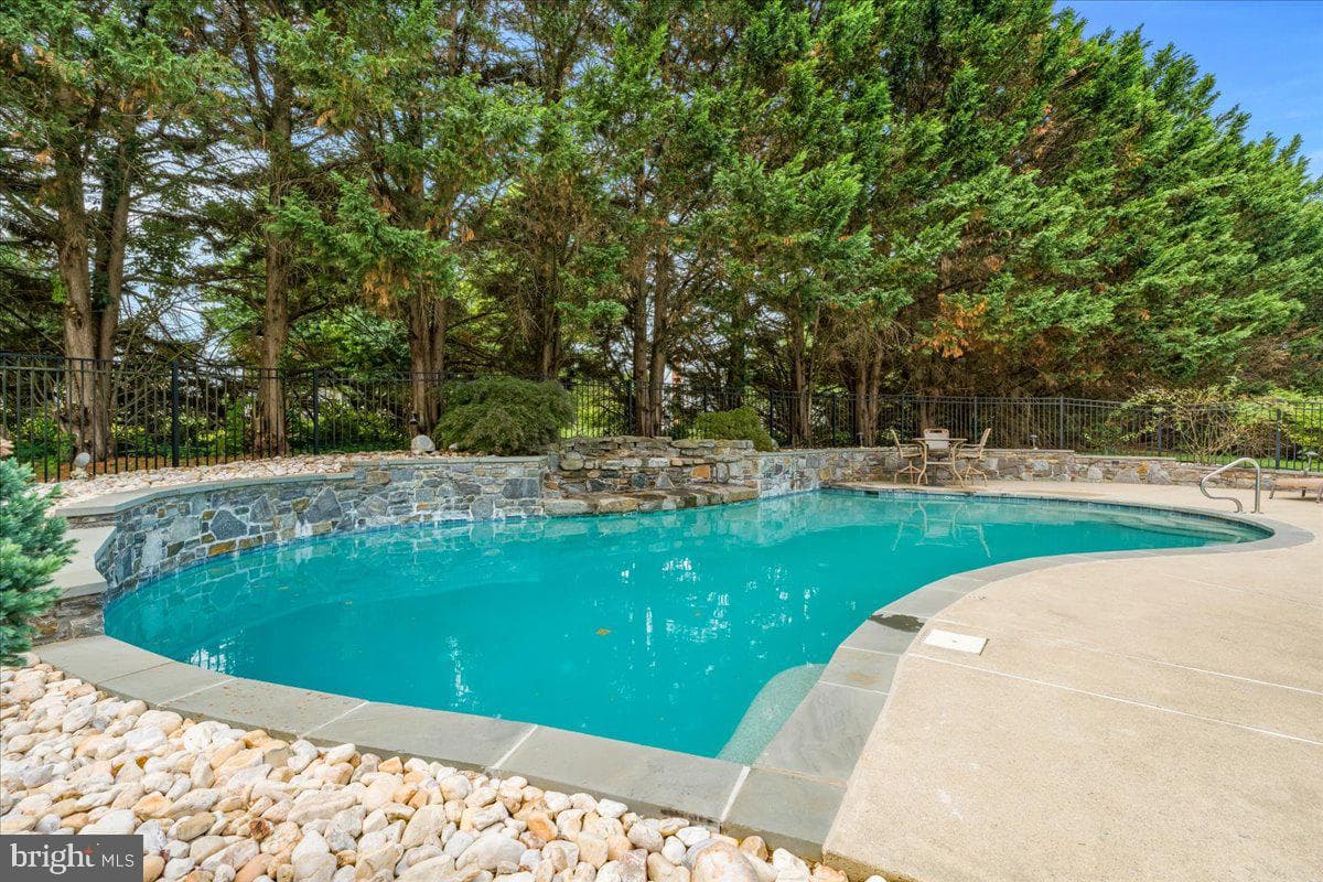 4706 Hardwood Court photo 7