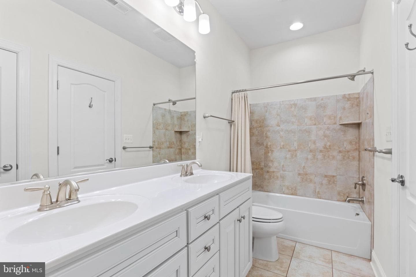 24 Maxwell Square photo 15