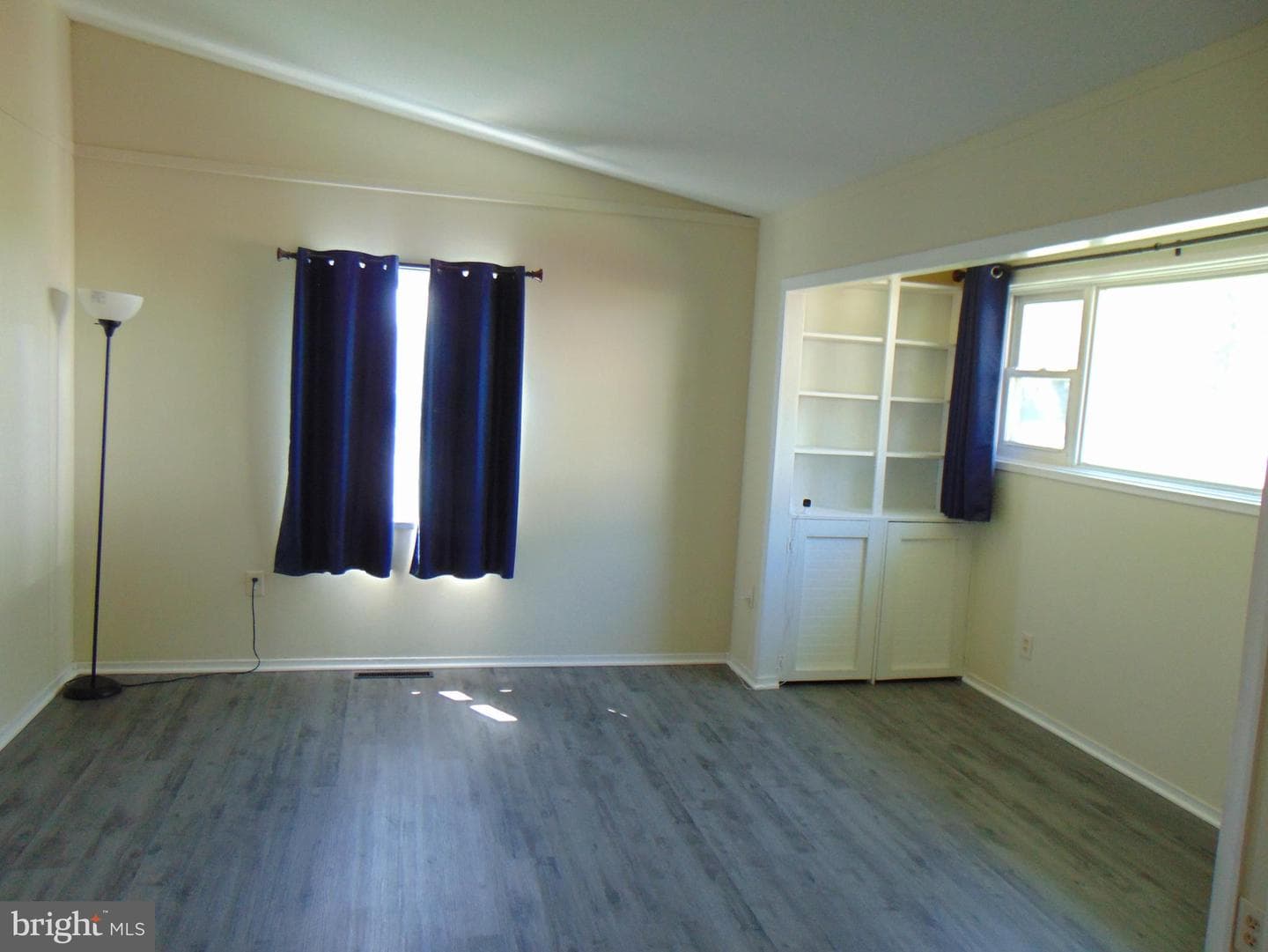 909 Oak Street photo 3