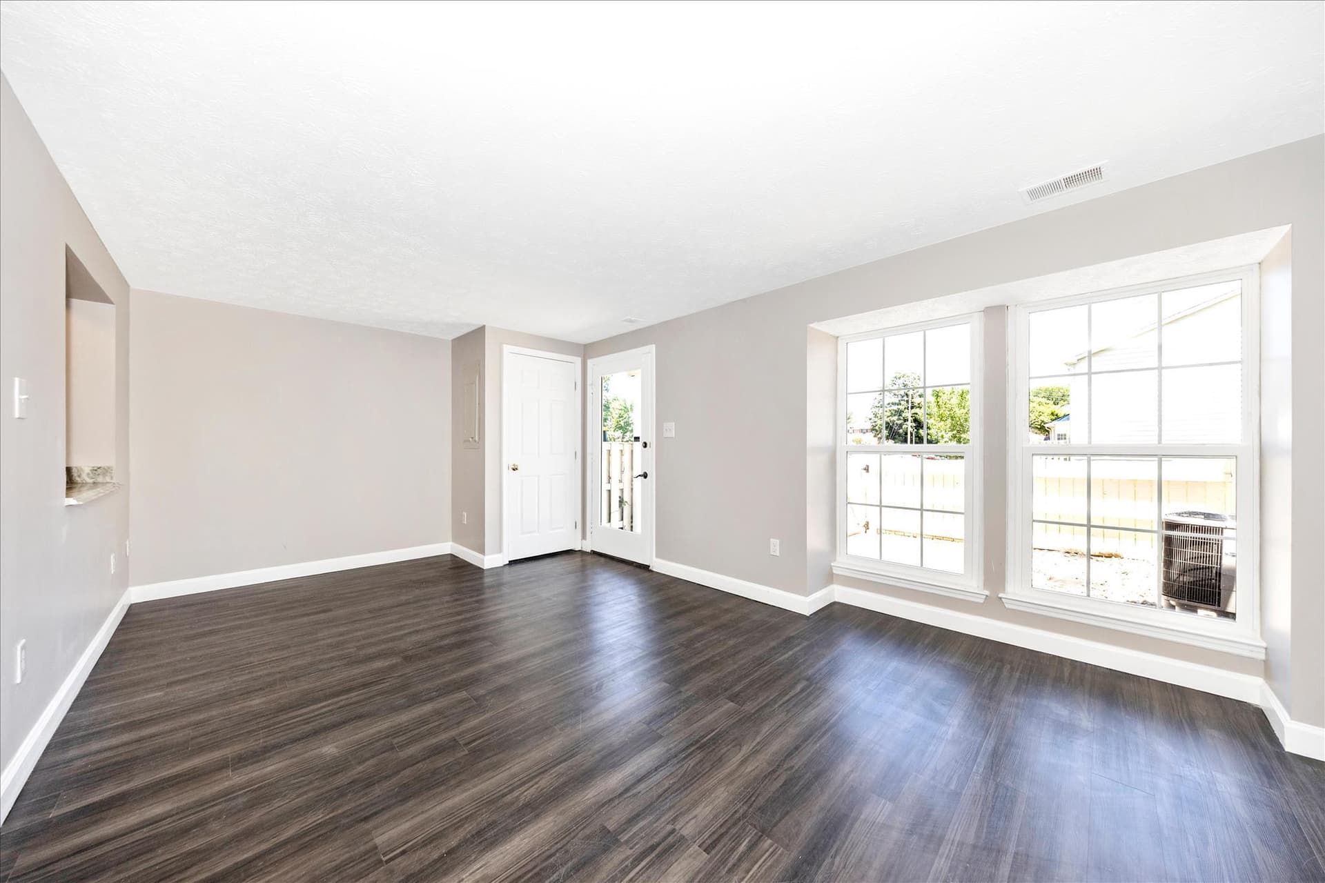 572 Hollyberry Way photo 5