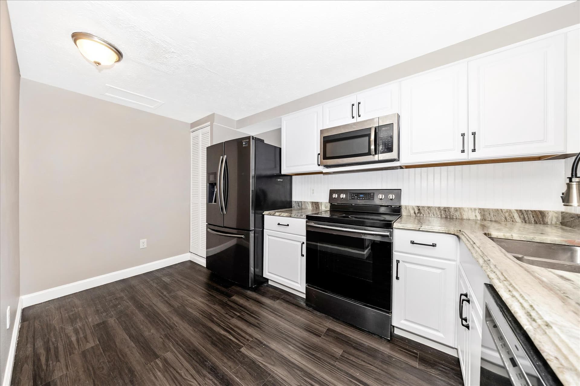 572 Hollyberry Way photo 8